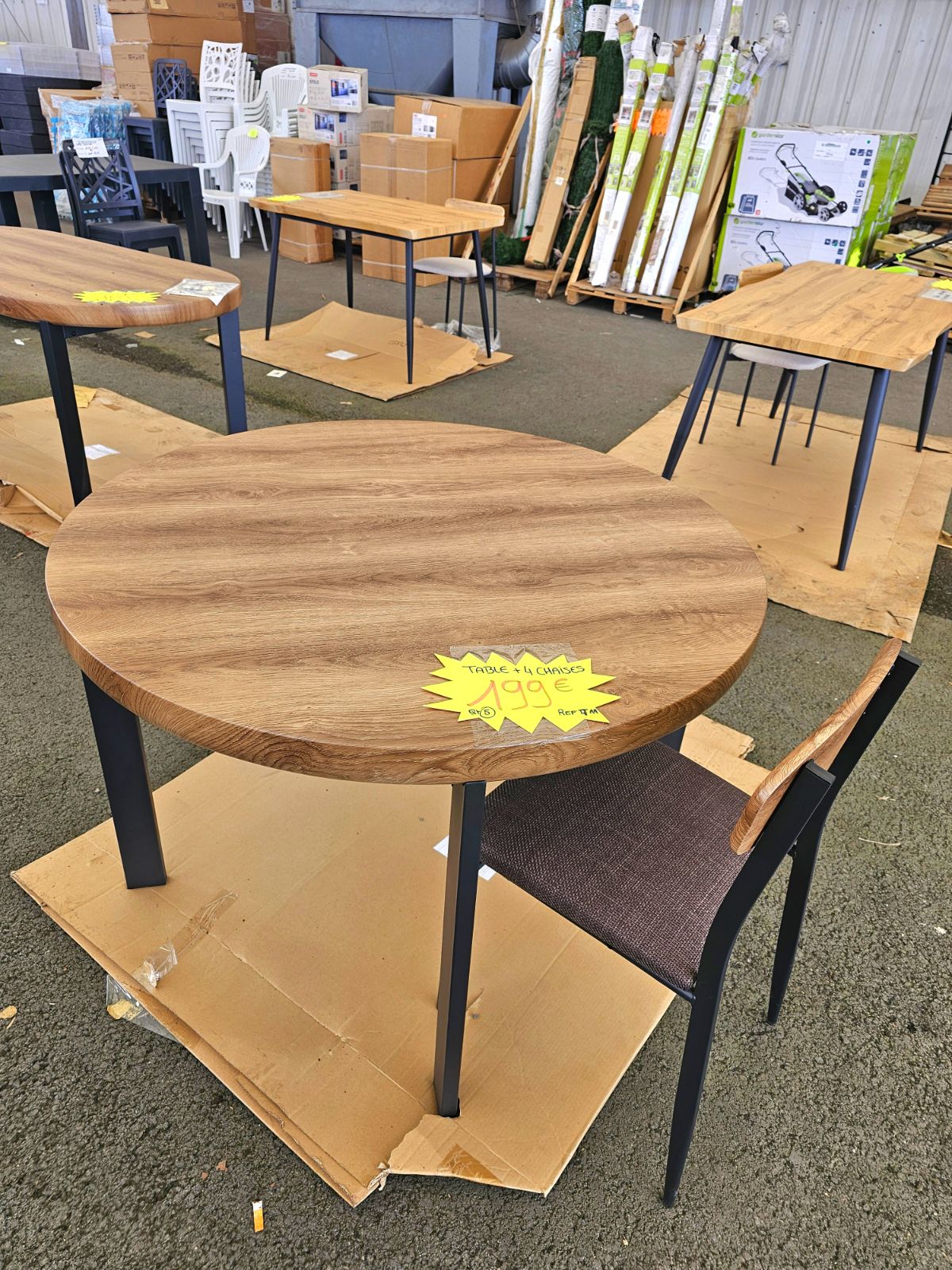 Ensemble Table Ronde 110 cm avec 4 Chaises Effet Chêne Foncé et Noir T14