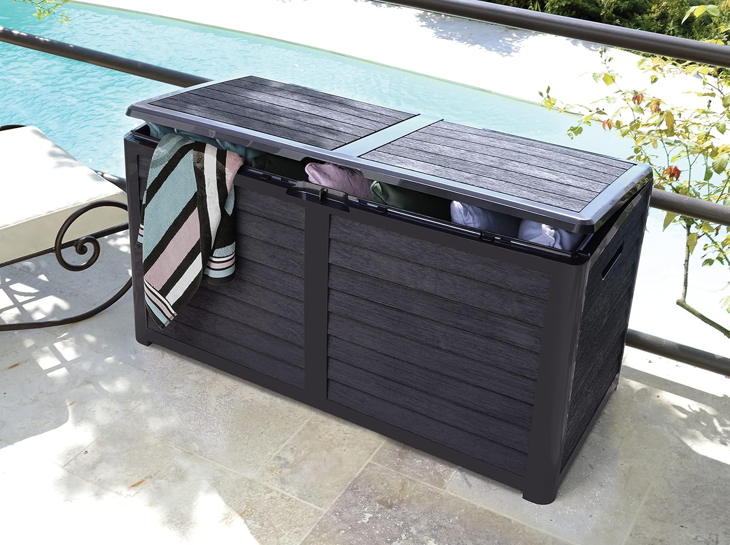 EDA - Malle de Jardin BAYA 420 L - Décor bois - Cadenassable - Poignées de Transport - Anti-étouffement - Anti-UV - Anthracite - 117,3 x 54,8 x 65,3 cm AMZ (Copie)