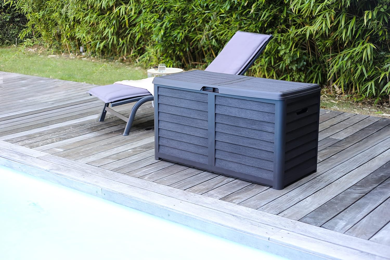 EDA - Malle de Jardin BAYA 420 L - Décor bois - Cadenassable - Poignées de Transport - Anti-étouffement - Anti-UV - Anthracite - 117,3 x 54,8 x 65,3 cm AMZ (Copie)