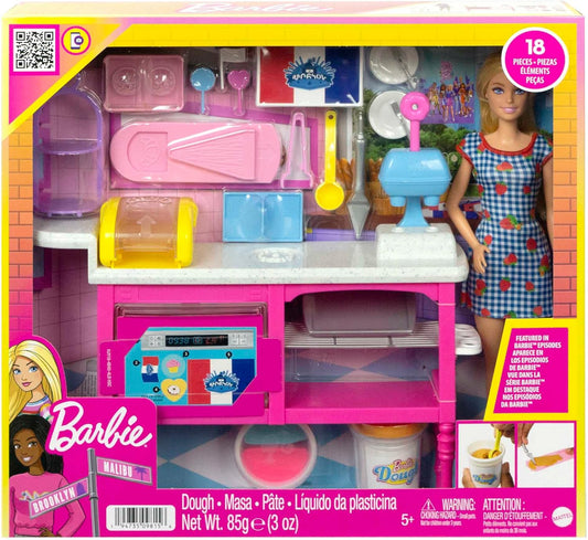 Barbie Coffret Pâtisserie It Takes Two avec poupée Malibu et 18 Accessoires Dont pâte à Modeler 3 Couleurs et moules, Jouet Enfant, Dès 3 Ans, HJY19