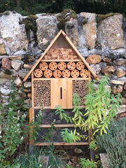 Hôtel à insectes sur pied nature XXL abri refuge nichoir maison abeille papillon coccinelles 79x49x13 cm